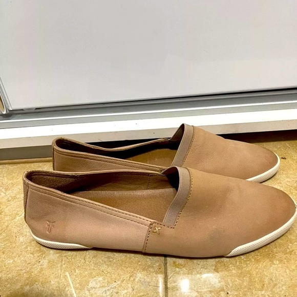 Frye Slip On Sz 11M leather Women Shoes light brown/ beige color - Picture 2 of 8